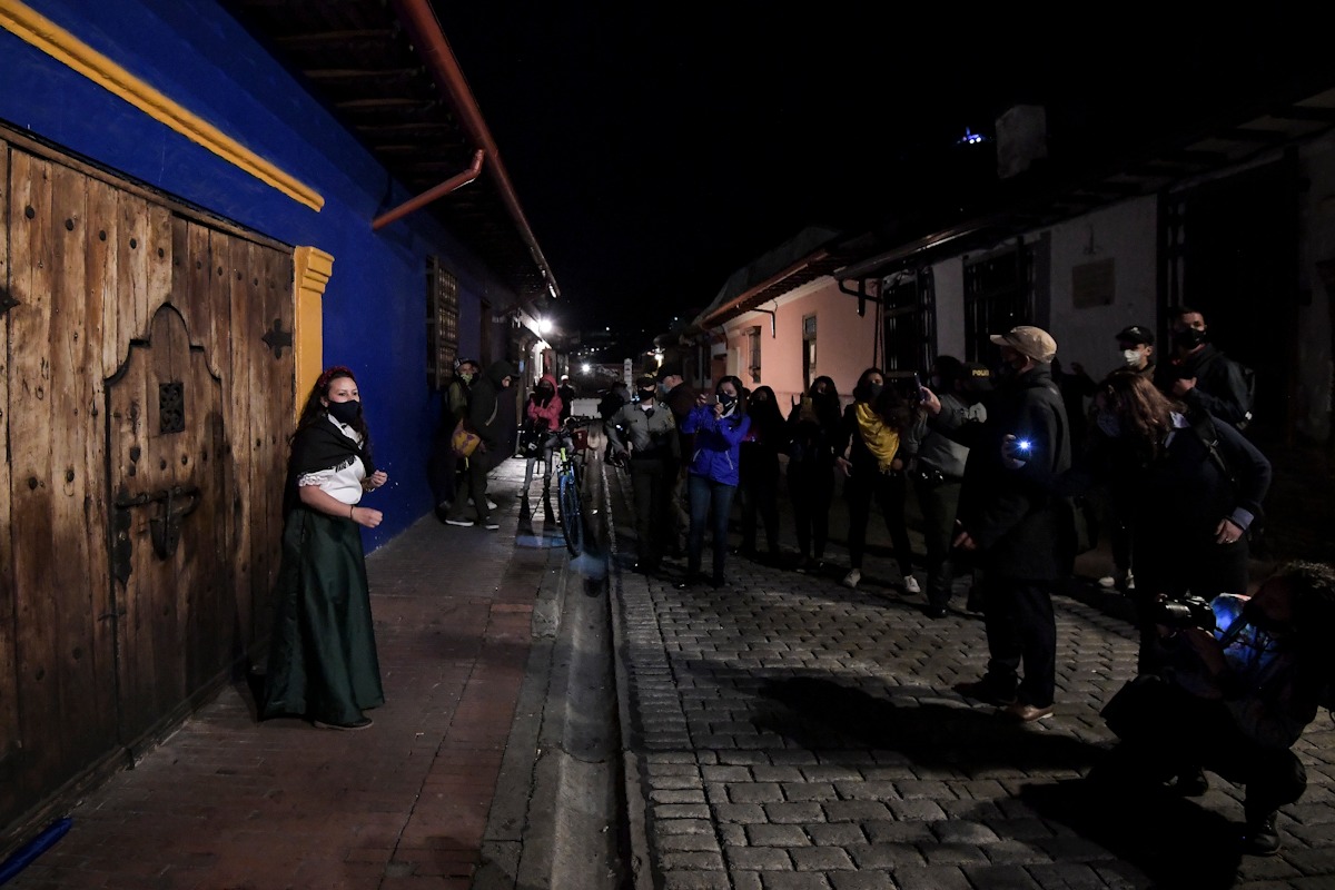 El Instituto Distrital de Turismo (IDT), en alianza con la Fundación Gilberto Alzate Avendaño (FUGA) y la Alcaldía Local de La Candelaria, reactivaron el Centro Histórico a través de la temática “Los Fantasmas de La Candelaria”, un espacio diseñado para impulsar la actividad económica, el turismo y la cultura, en este importante sector de la ciudad.