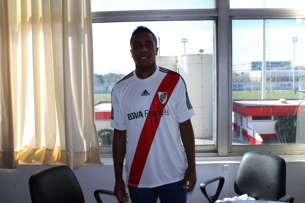 Carlos Carbonero, con la camiseta de su nuevo equipo. / Cortesía prensa River Plate