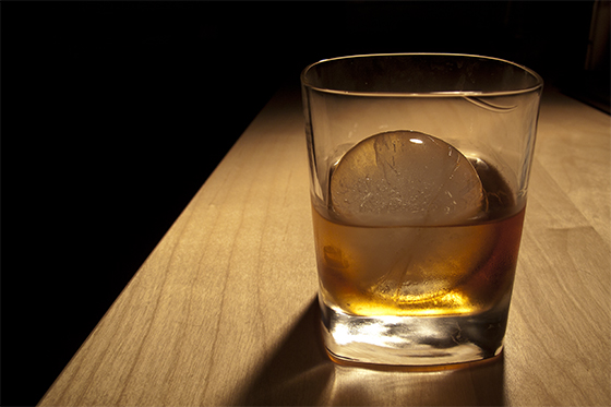 ¿De dónde viene el «whisky en las rocas»?