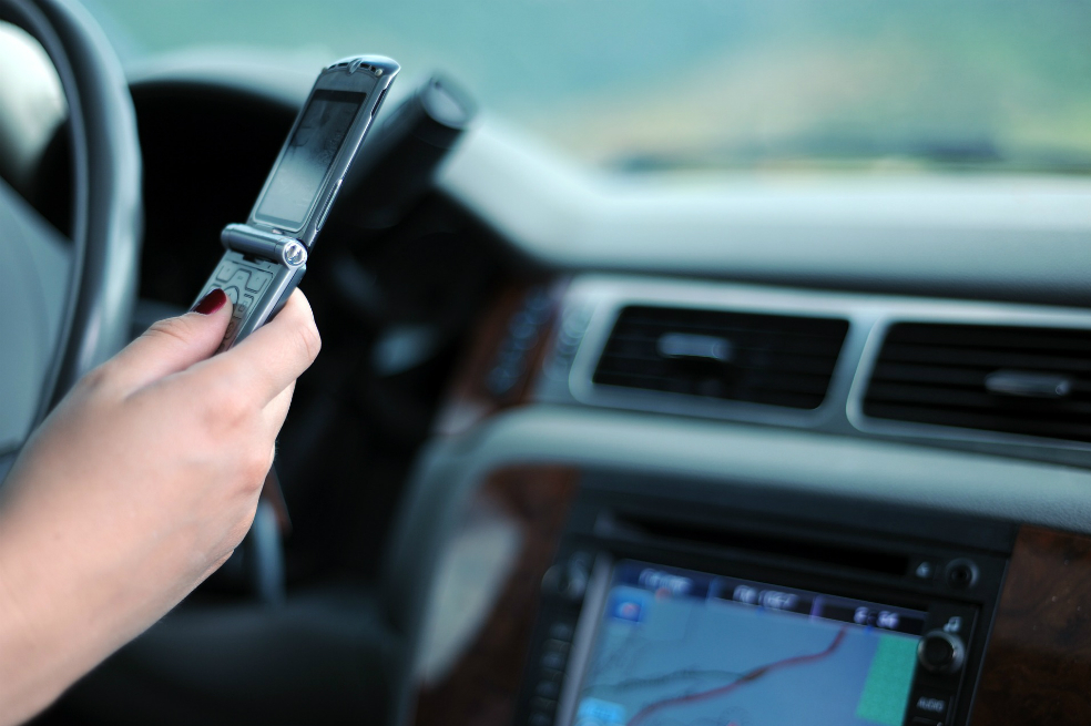Adictos al teléfono mandan mensajes mientras conducen