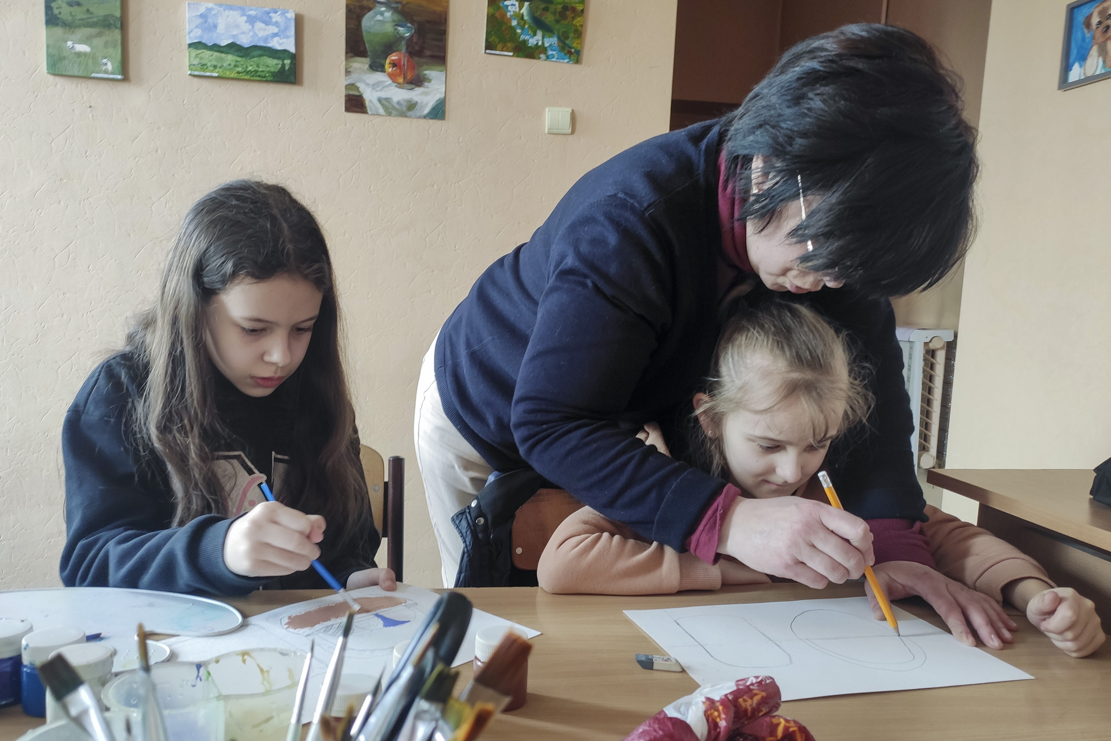 La escuela de arte de Mariúpol sigue activa, a distancia del hogar destruido