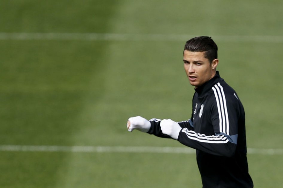 Ronaldo recibe una camiseta conmemorativa por anotar 300 goles con Real Madrid