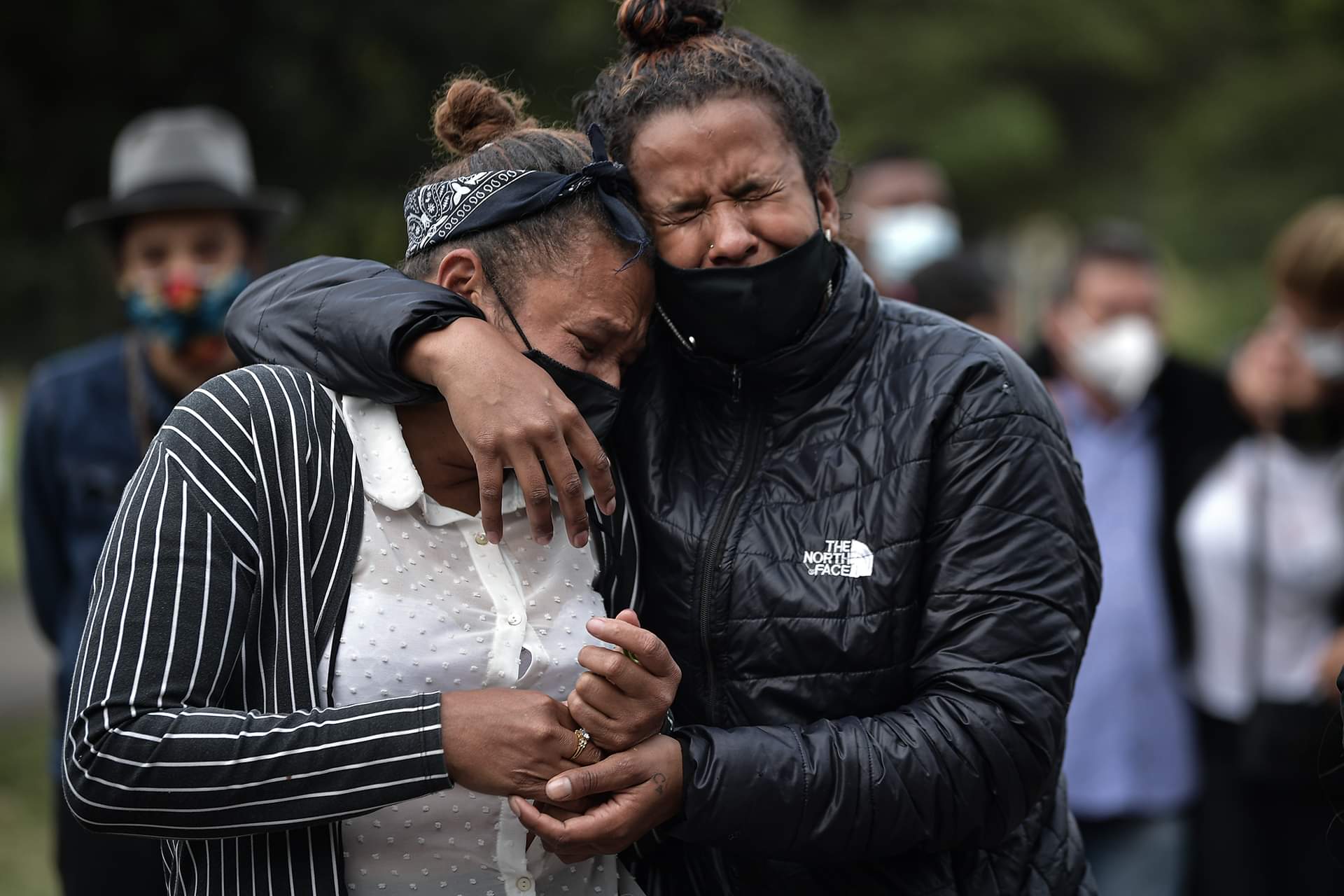 Familiares, amigos y algunos manifestantes acudieron al cementerio del Sur donde se realizaron las exequias.
