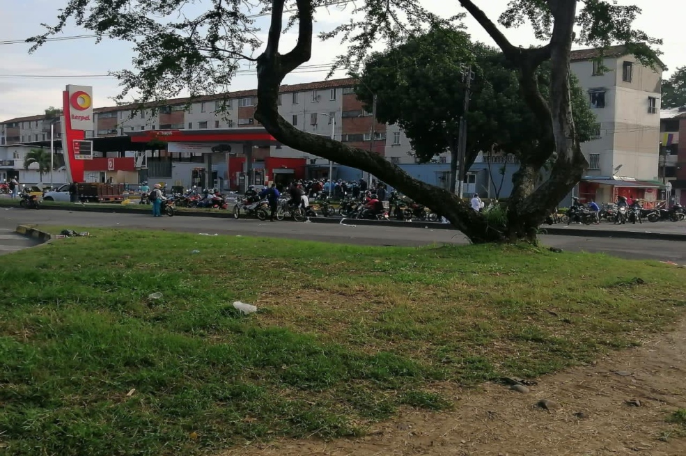 En Cali se están robando el combustible de forma artesanal