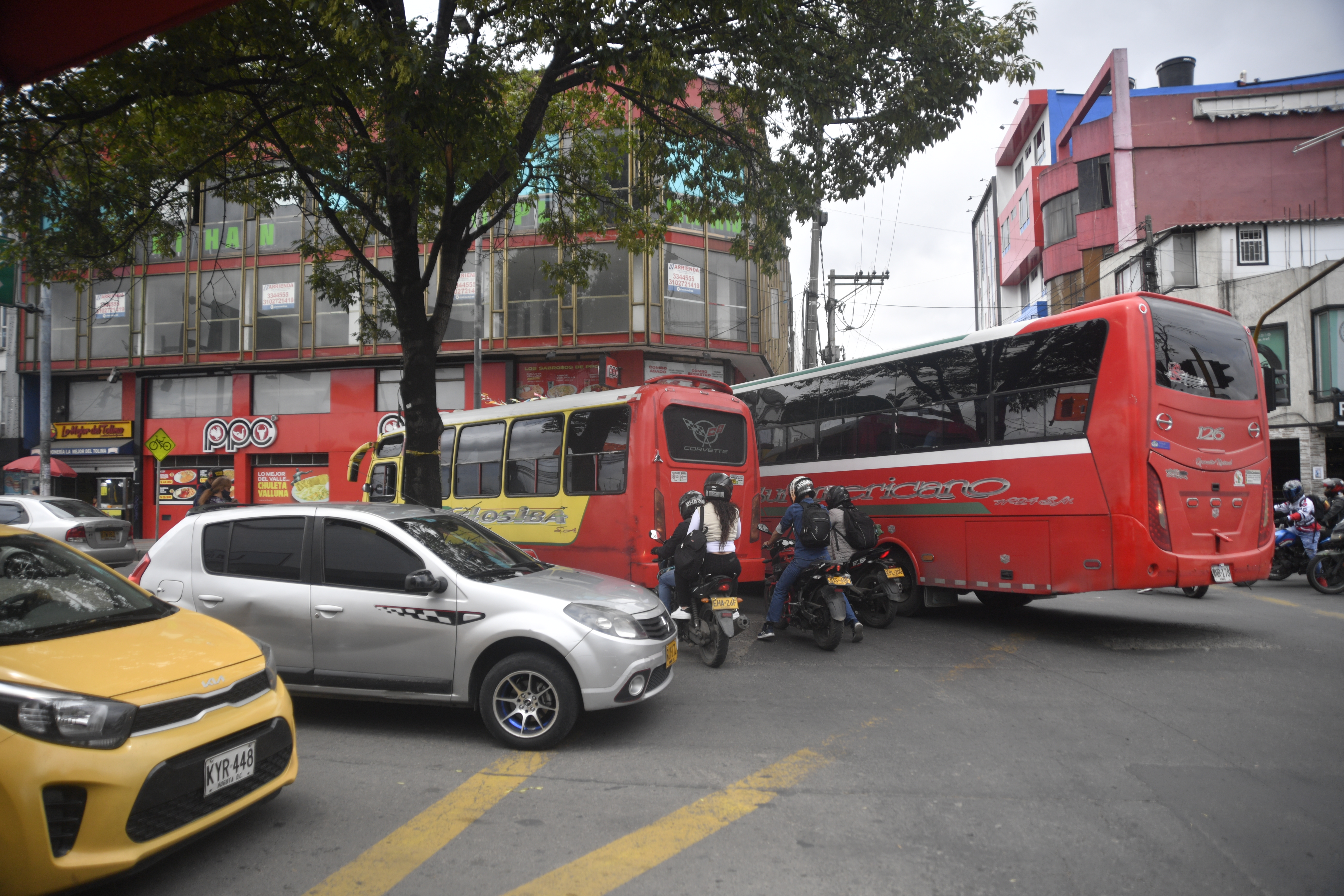Trancones en el sector de Venecia al sur de Bogotá debido a las obras viales de la zona para el futuro puente de la av 68 con autopista sur