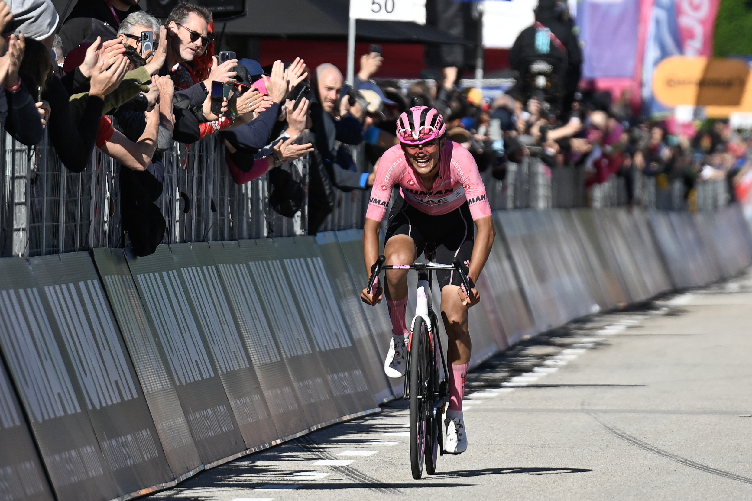 Isaac del Toro ganó la etapa 17 y se afianza como líder del Giro de Italia