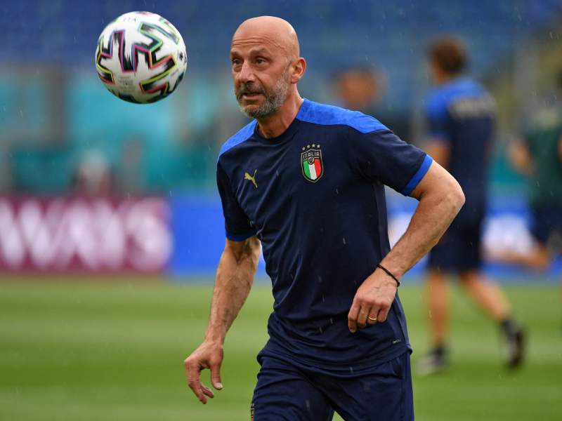En los tres últimos años Gianluca Vialli fue asistente de su amigo y compañero Roberto Mancini, técnico de la selección de Italia. / AFP