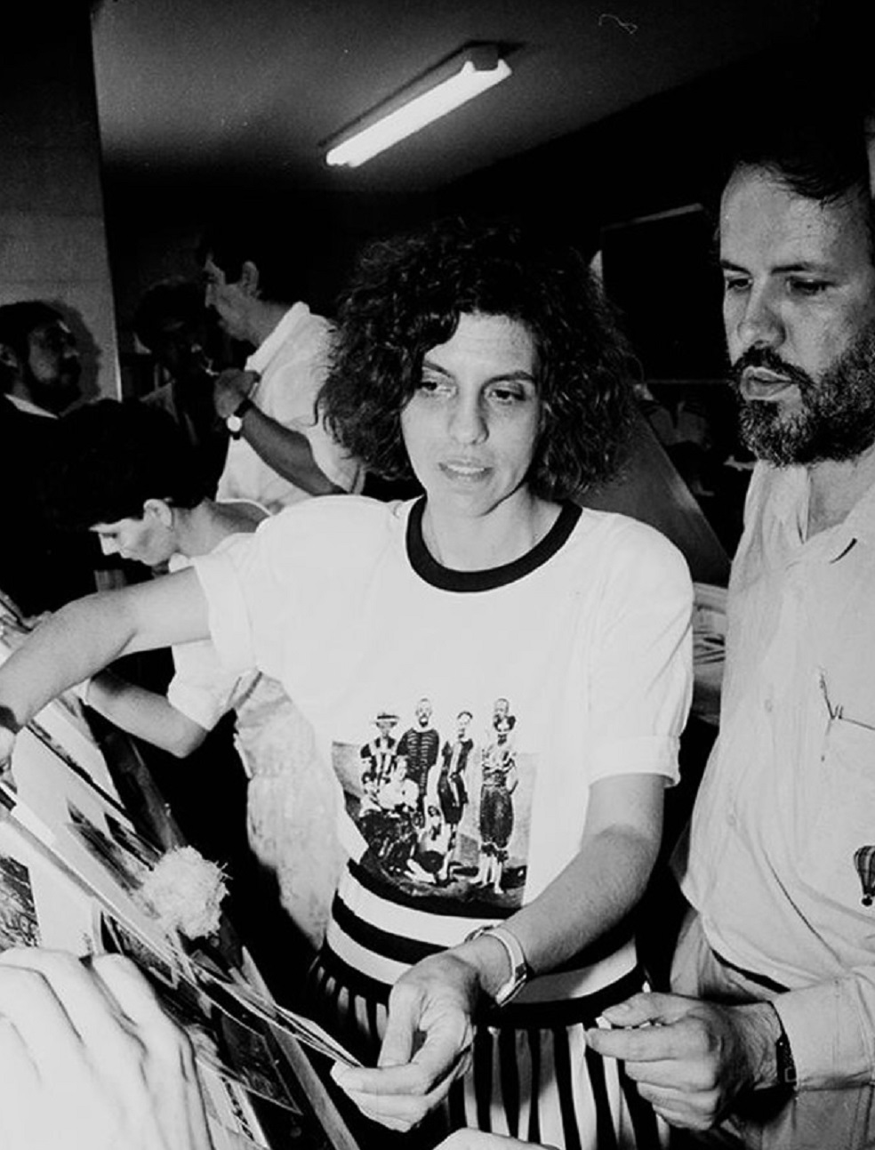 Silvia Galvis cerrando la edición de Vanguardia Liberal después de la bomba en 1989.Mauricio OlayaLos tiempos cambiaron, pero la violencia sabe volver. Ahora el tema era el narcotráfico y la extradición. Por eso, a sus 43 años, el 16 de octubre de 1989, Silvia sufrió en el alma el carro bomba que intentó destruir la labor periodística del diario familiar. Ella fue un fénix de horas, pues al día siguiente el periódico resucitó y en el editorial Silvia ondeó las banderas tradicionales de la libertad de expresión. Ante el bombazo, retomó esas dos palabras del 53 y les dijo a los violentos que no hay bombas que callen al periodismo, tituló: “Aquí estamos”.