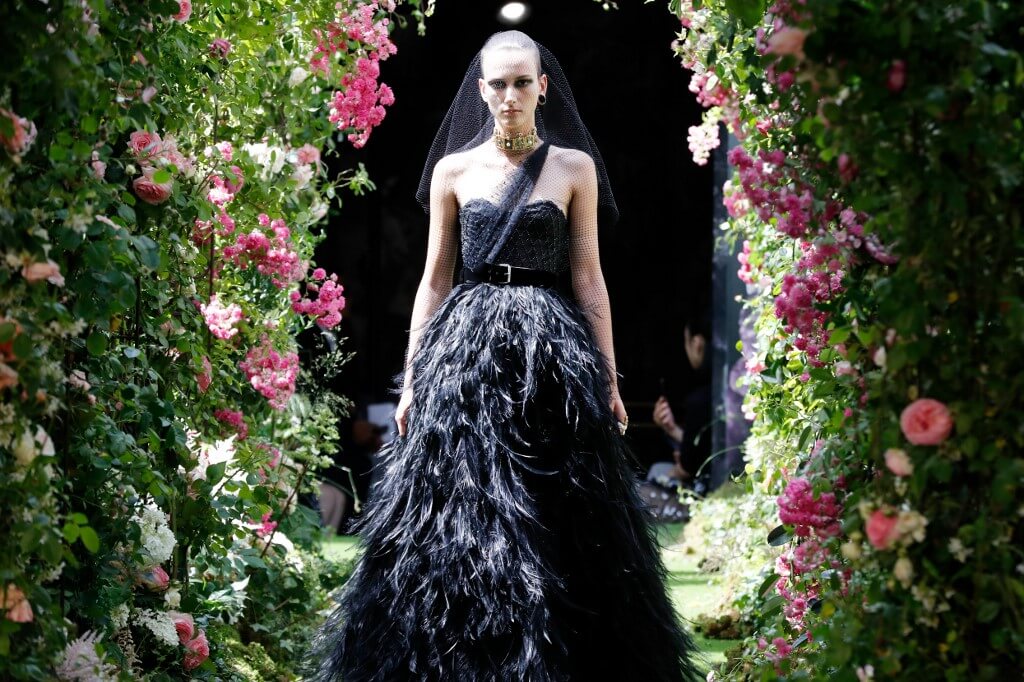 Dior rinde homenaje a las mujeres que llevan el peso del mundo