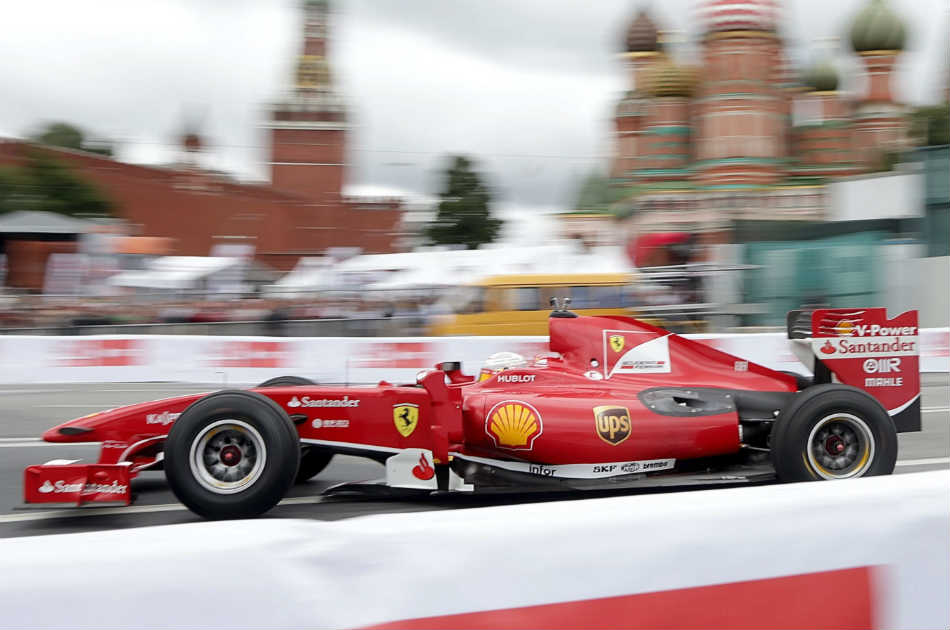 Ferrari luce la F138 en una exhibición en Rusia.