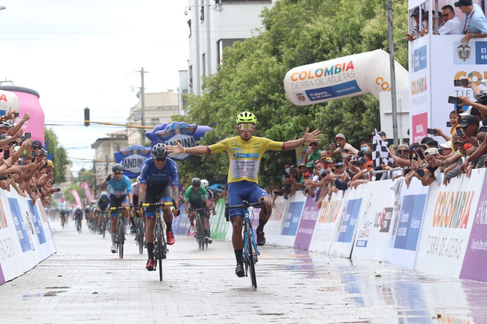 El líder Luis Carlos Chía repite triunfo de etapa en la Vuelta a Colombia 2022