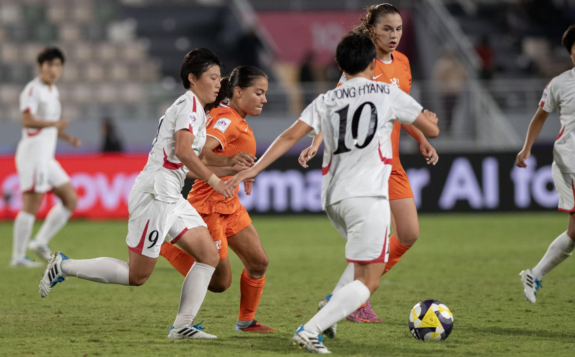 RABAT (Morocco), 08/11/2025.- Ri Kyong Im (L) and Yu Jong Hyang (R) of North Korea in action against Kim Rietveld (C) of the Netherlands during the FIFA U-17 Women's World Cup Morocco 2025 final between North Korea and the Netherlands in Rabat, Morocco, 08 November 2025. (Mundial de Fútbol, Marruecos, Países Bajos; Holanda) EFE/EPA/JALAL MORCHIDI