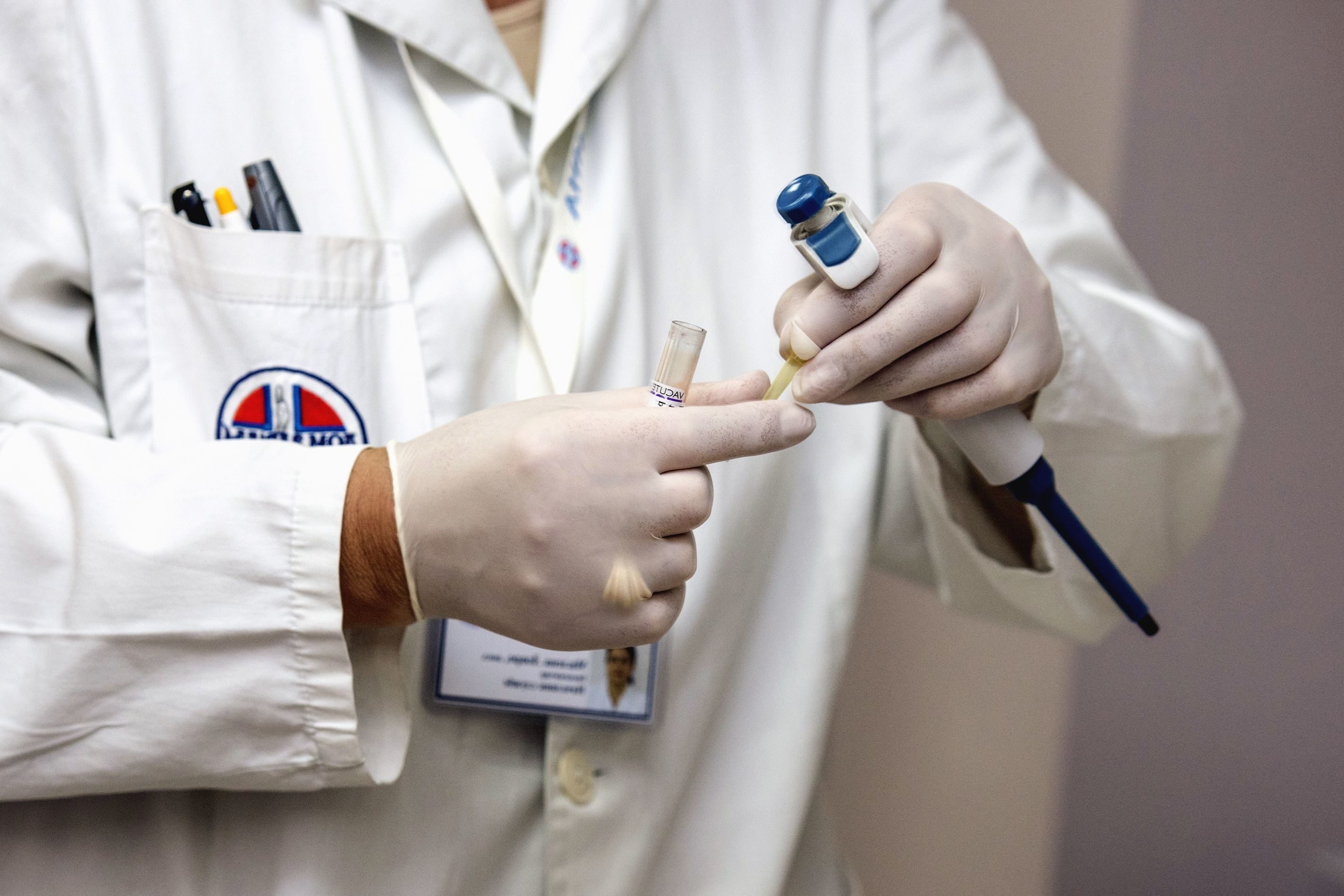Médico canadiense pierde su licencia por usar su esperma para inseminar a pacientes