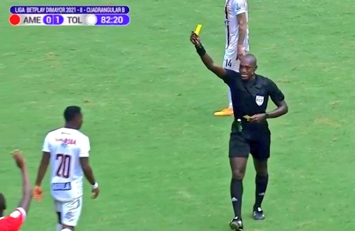 ¿Por qué un jugador del Tolima recibió dos amarillas y no fue expulsado?