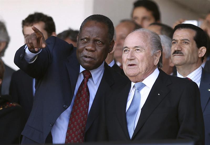Issa Hayatou fue nombrado presidente interino de la Fifa