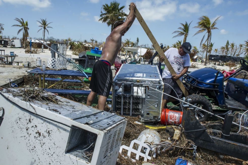 Residentes rescatan pertenencias luego del paso del huracán Irma en Cayo Maratón al sur del estado de la Florida (EE.UU.). La tormenta tropical María se fortaleció en las últimas horas y se convirtió en huracán. /Agencia EFE