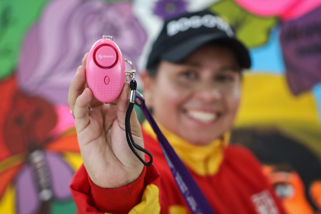 Entregan 600 alarmas portables a mujeres para su defensa personal en Bogotá