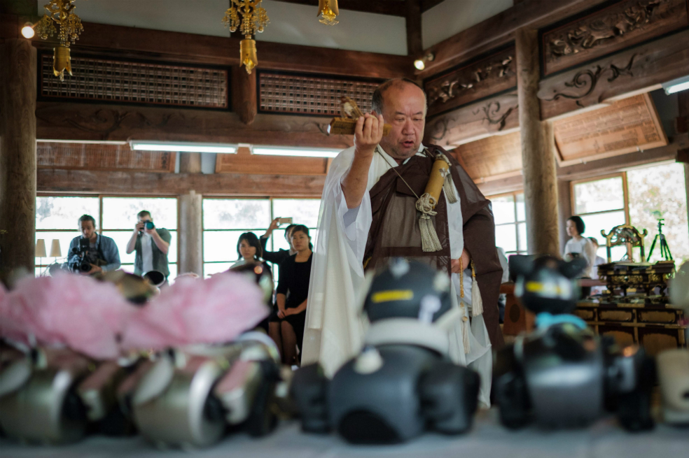 El último adiós: funerales para perros robots en Japón