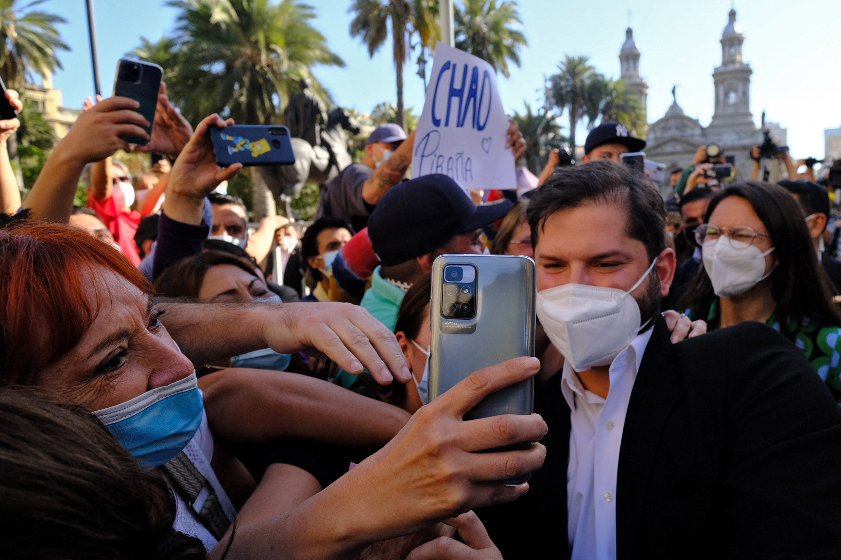El presidente electo, Gabriel Boric, no solo tuvo tiempo para reunirse con sus homólogos, también saludó y se tomó fotos con los ciudadanos chilenos en la plaza principal de Santiago.