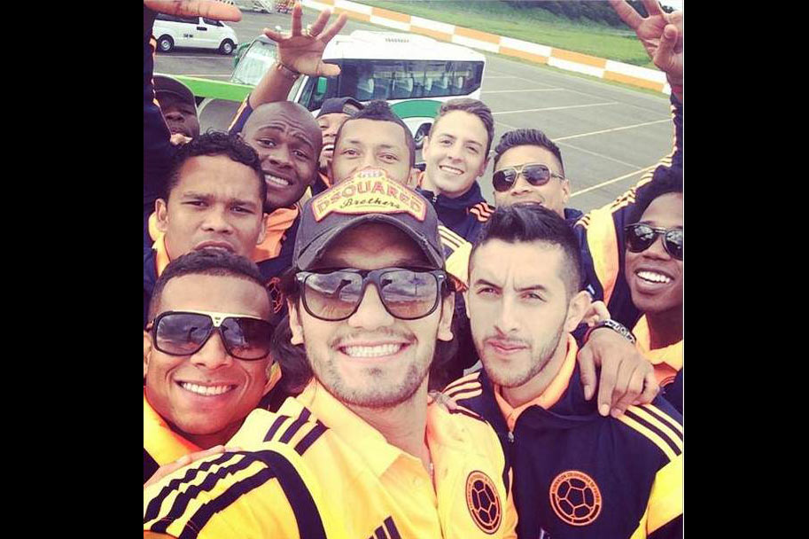 Miles de hinchas inundan las calles de Bogotá para saludar a los jugadores de la Selección