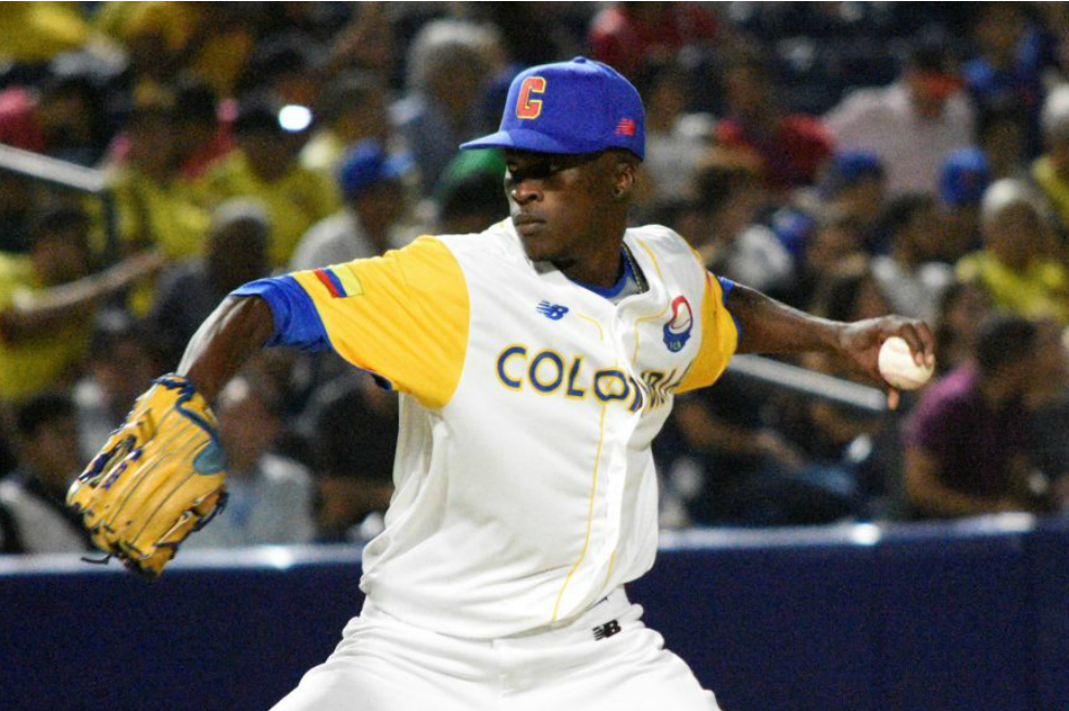 El lanzador colombiano Reyver Sanmartín llega a los Rojos de Cincinnati