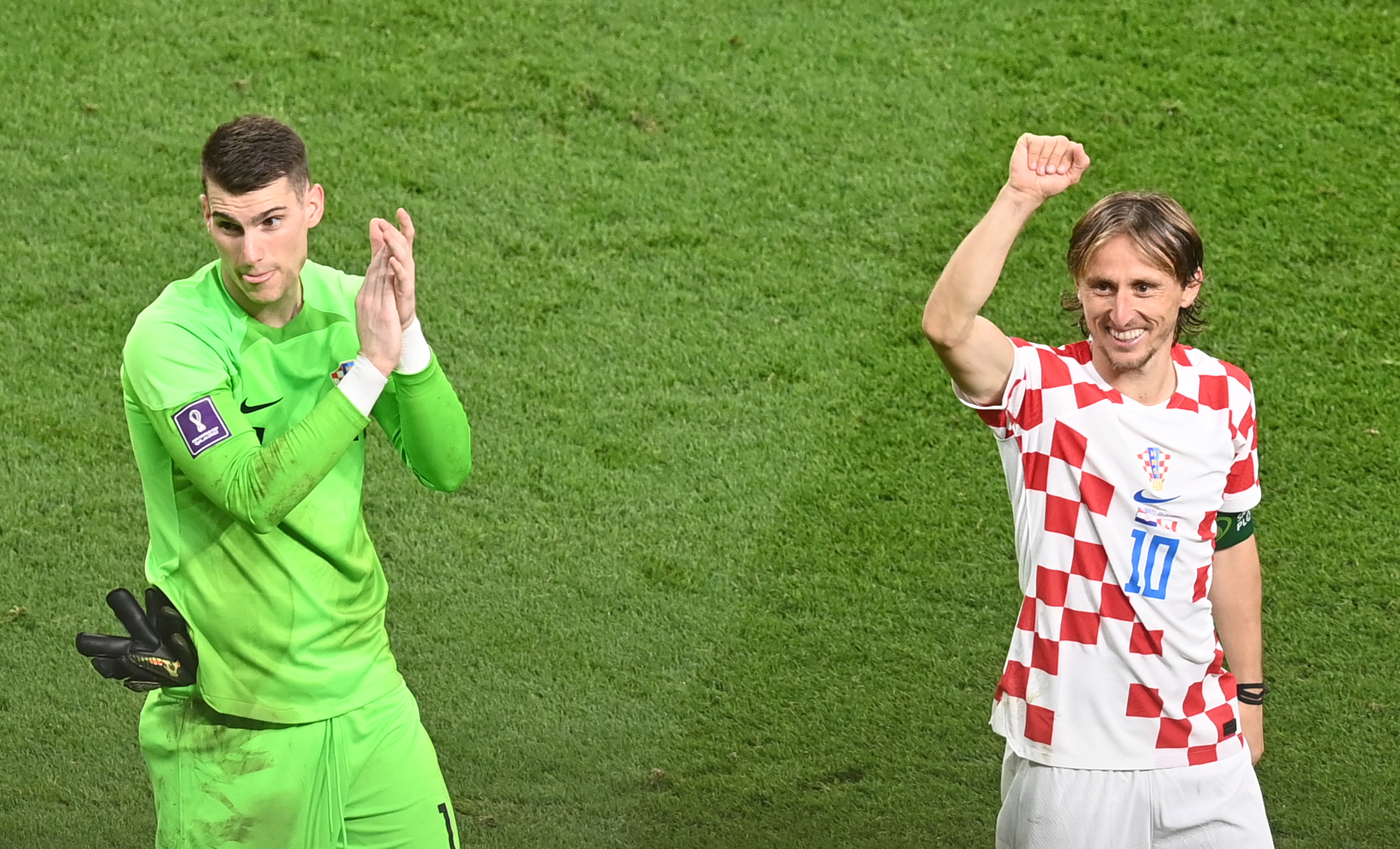 Doha (Qatar), 27/11/2022.- Luka Modric (R) and goalkeeper Dominik Livakovic of Croatia (L) react after winning the FIFA World Cup 2022 group F soccer match between Croatia and Canada at Khalifa International Stadium in Doha, Qatar, 27 November 2022. (Mundial de Fútbol, Croacia, Catar) EFE/EPA/Neil Hall