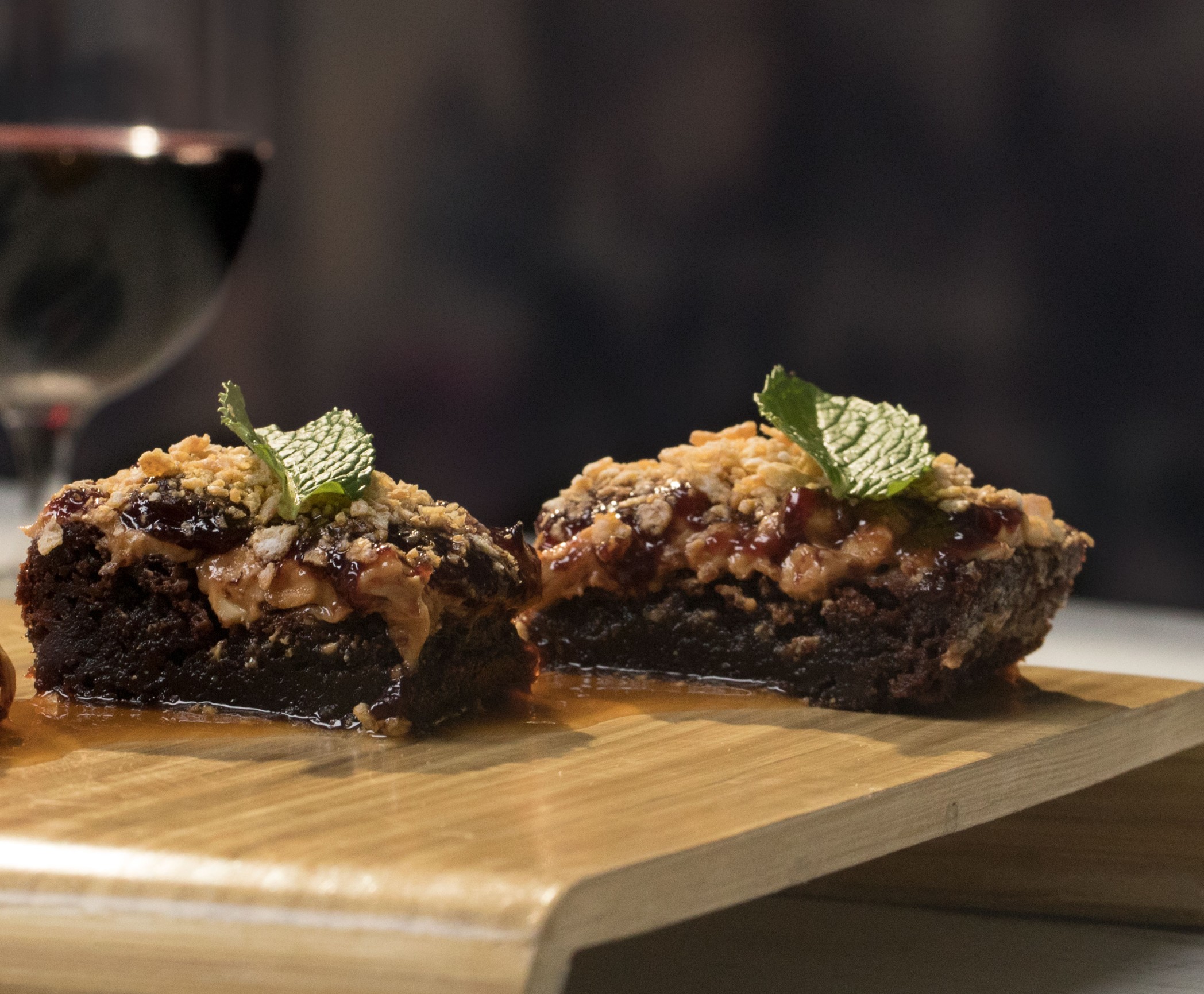 Brownies con mantequilla de maní y reducción de caramelo y whiskey