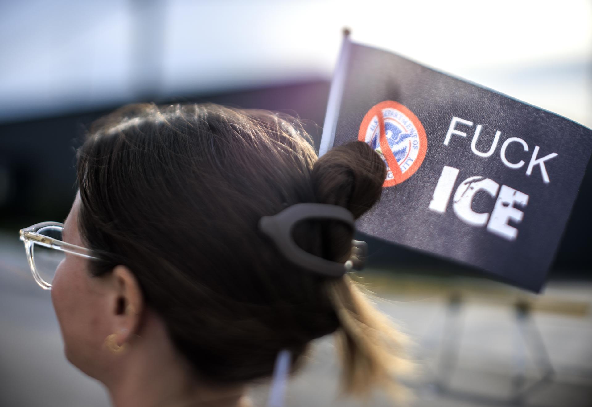 BROADVIEW (United States), 17/10/2025.- An activists holds a flag during a demonstration outside the ICE detention facility in Broadview, around 12 miles west of Chicago, Illinois, USA, 17 October 2025. The demonstrations against the US Immigration and Customs Enforcement (ICE) are rooted in concerns about civil rights, local community safety, and alleged overreach by federal enforcement. (Protestas) EFE/EPA/CRISTOBAL HERRERA-ULASHKEVICH