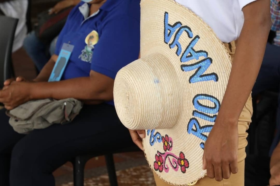 Con sombreros, música y un acto simbólico, las mujeres de la Asociación AINI representaron su vida ancestral en las comunidades de la cuenca del río Naya.