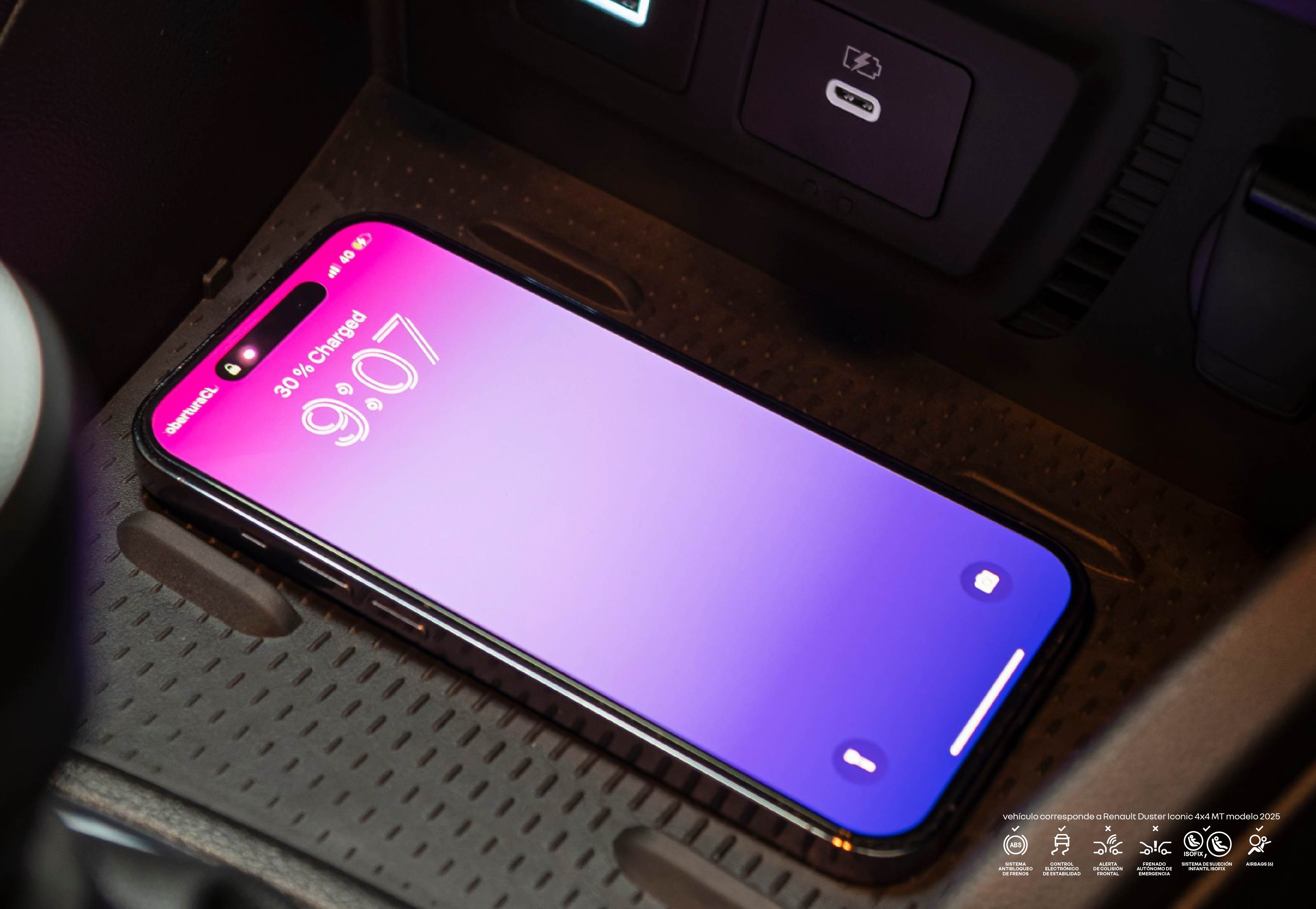 Duster Iconic está diseñada para los amantes de la tecnología: 
¿vas de salida y no pudiste cargar tu celular? Con Duster Iconic puedes cargarlo mientras conduces sin preocuparte, ya que tiene cargador inalámbrico perfecto para tu celular.