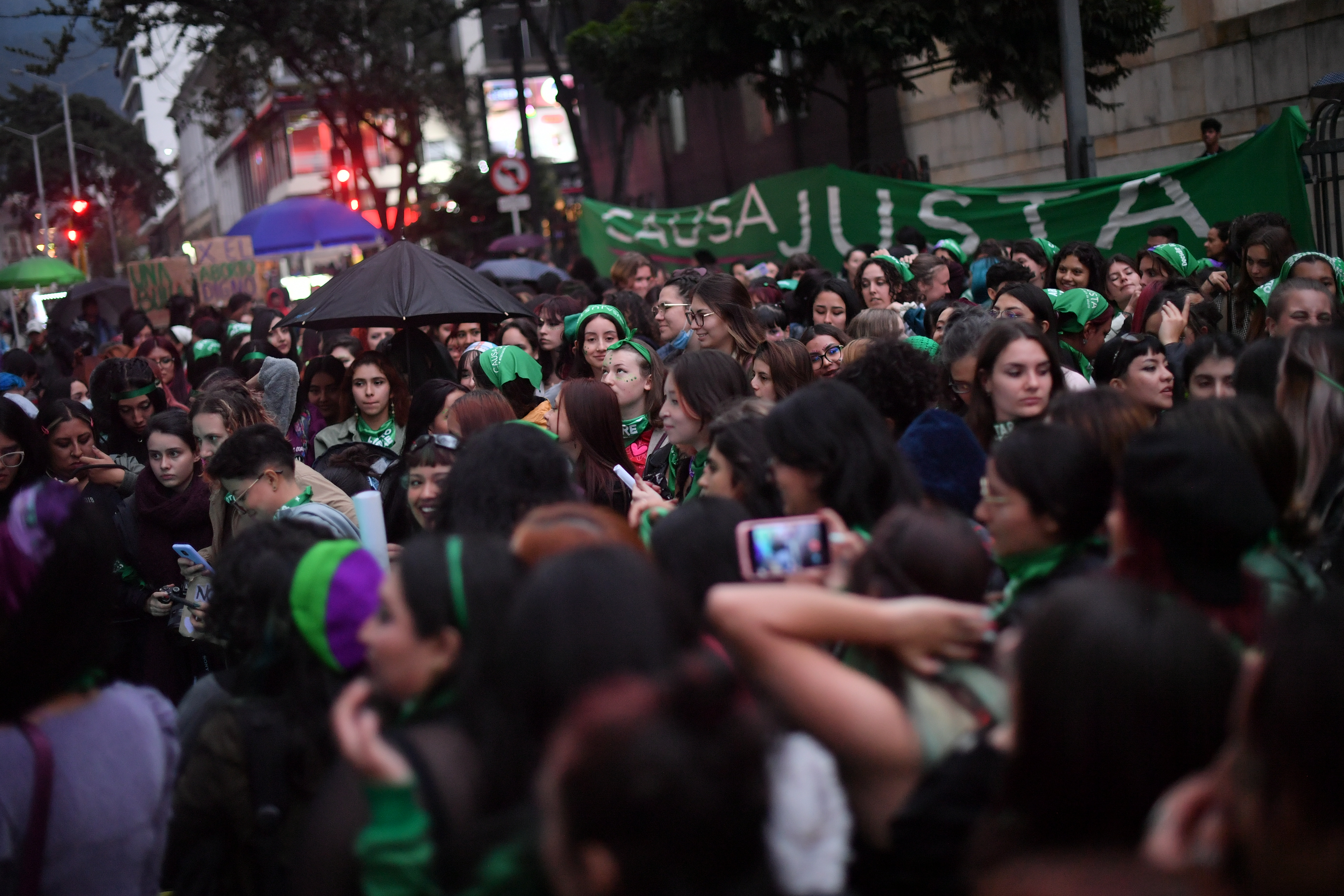 Celebración un año después del fallo que despenalizó el aborto hasta la semana 24 en Colombia.