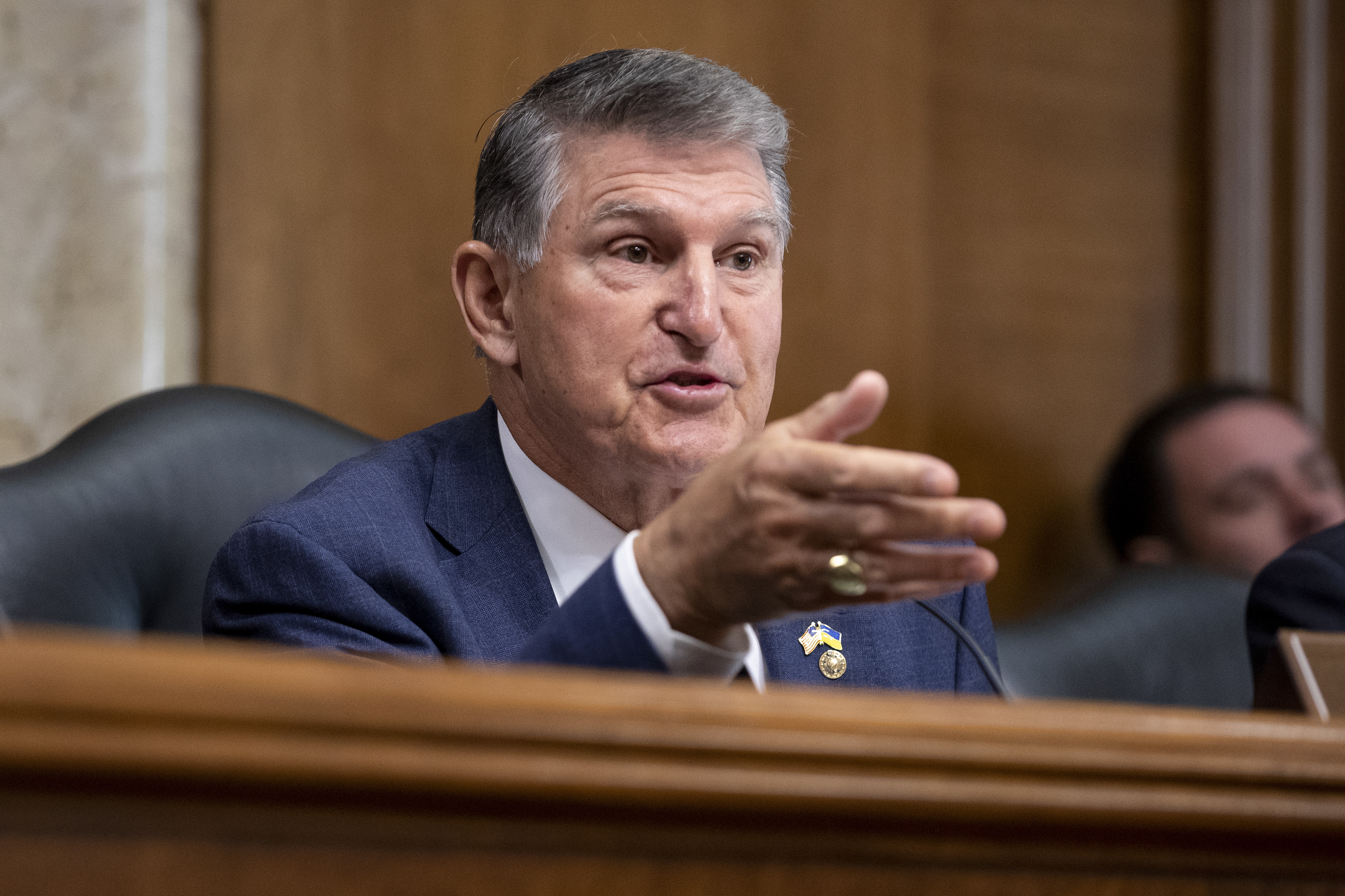 Washington (United States), 01/06/2023.- US Democratic Senator of West Virginia and Chairman of the Senate Energy and Natural Resources Committee, Joe Manchin, gestures as he attends a Senate Energy and Natural Resources Committee hearing on Capitol Hill in Washington, DC, USA, 01 June 2023. Bipartisan legislation to raise the debt ceiling and avert a default has passed the House of Representatives but must pass the Senate to land on President Biden'Äôs desk for signing. (Estados Unidos) EFE/EPA/MICHAEL REYNOLDS