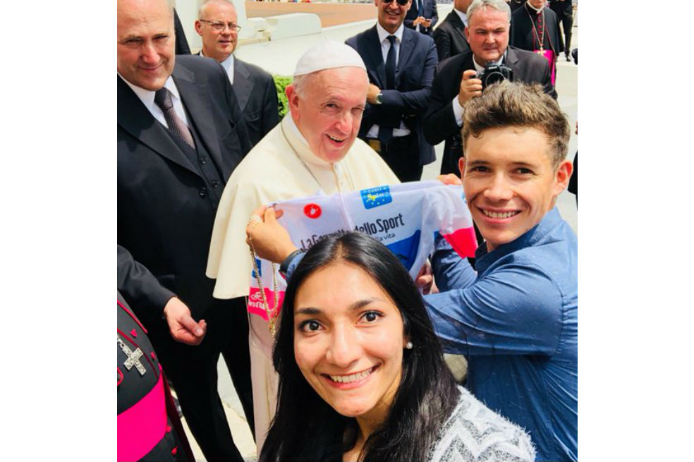 Miguel Ángel López visitó al papa Francisco tras ganar la camiseta de los jóvenes del Giro