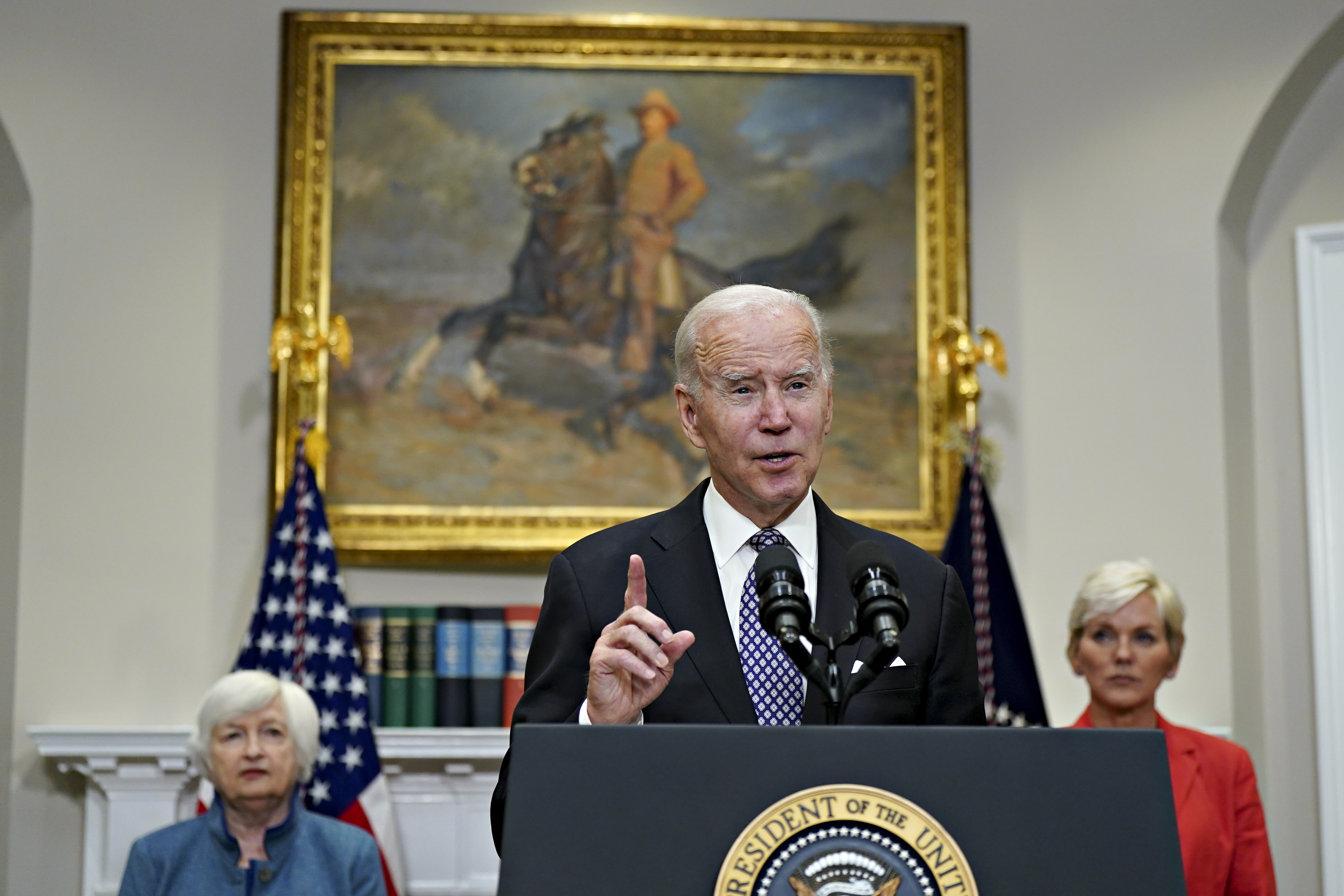 Biden amenaza con impuesto a petroleras si no ayudan a bajar precios al público