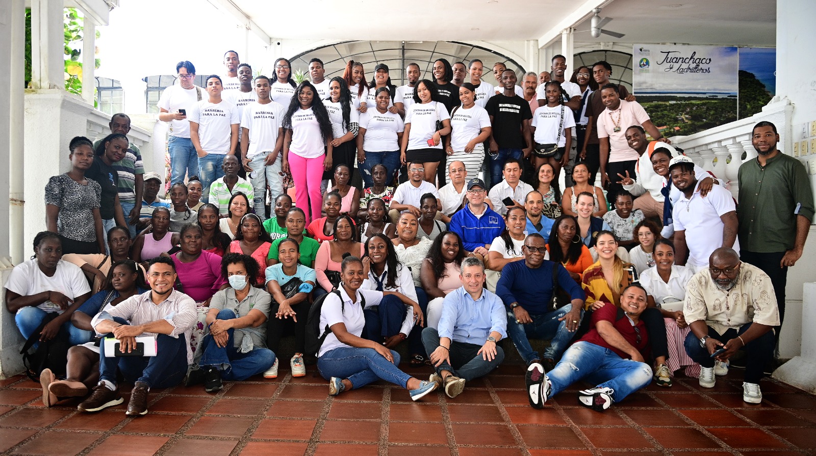 Barberías, reciclaje y extracción de piangua, algunos proyectos para la paz de Buenaventura 
