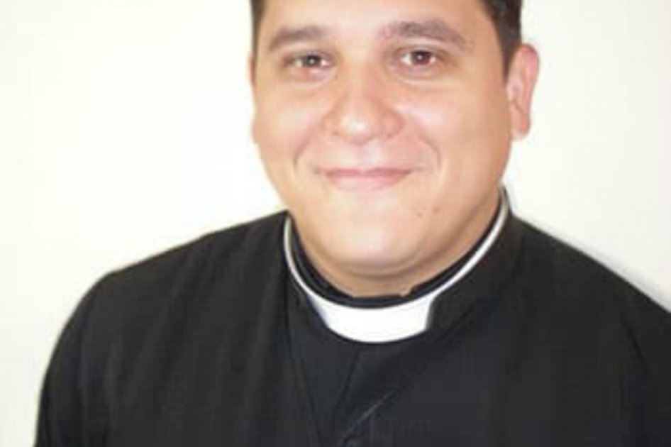 Suspenden a sacerdote por rechazar a LGBTI, divorciados y excatólicos