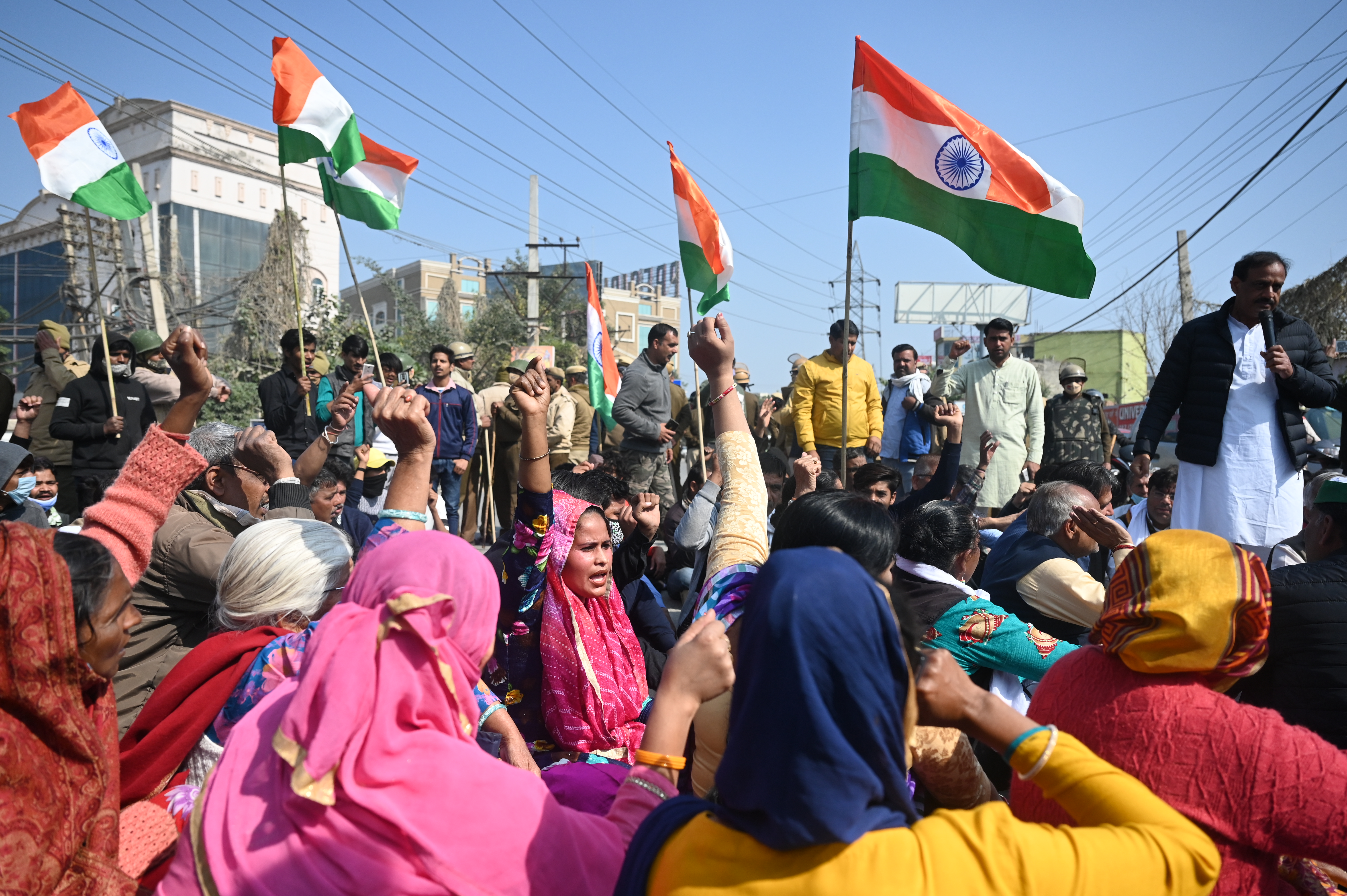 En fotos: protesta campesina en India corta las principales carreteras del país