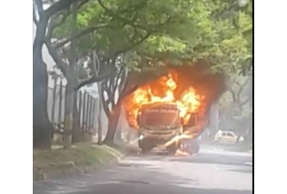 Compañía de buses de Medellín continúa en paro tras la quema de un vehículo