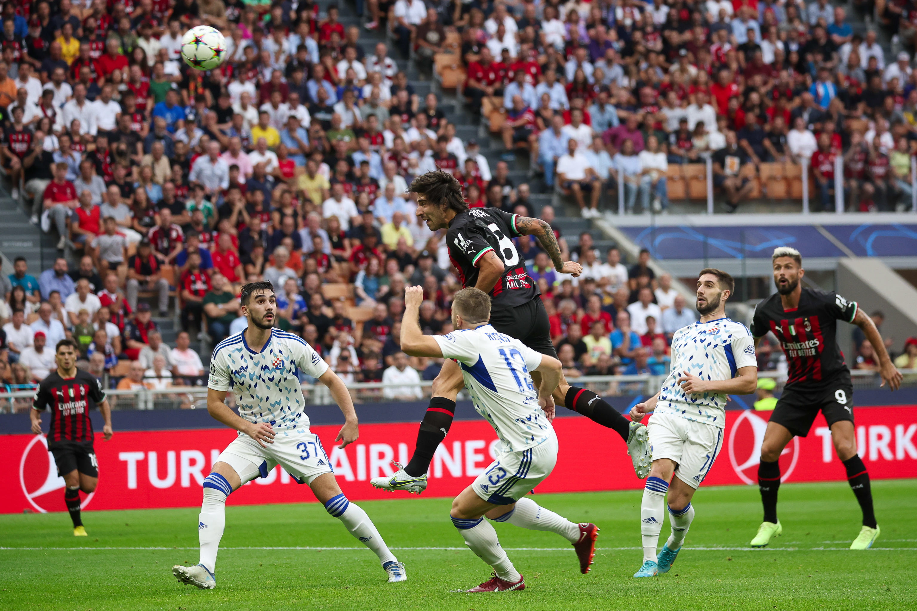 Apuñalaron a un aficionado en el partido de Milan y Dinamo Zagreb en la Champions
