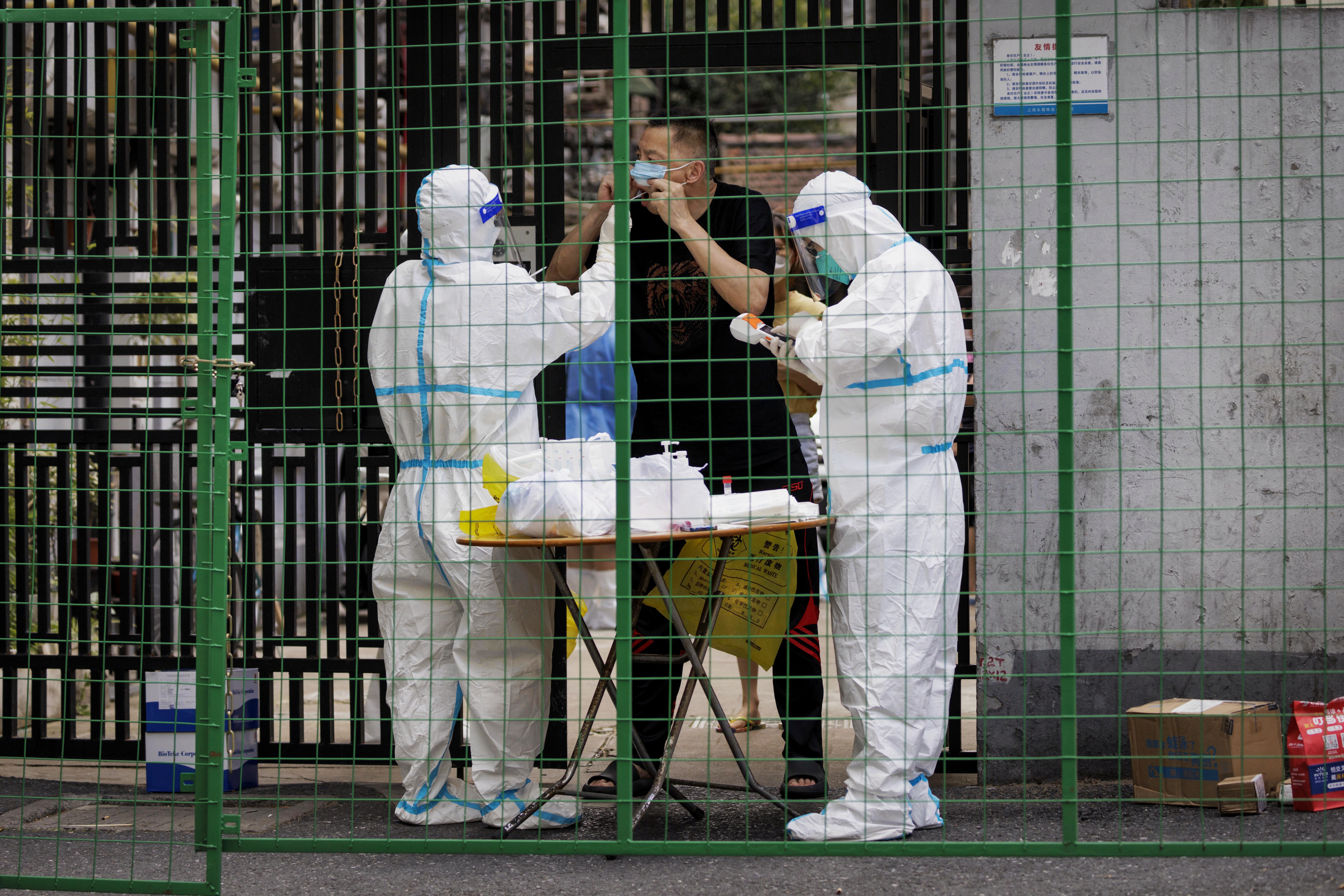 China ordena confinamiento a 1,7 millones de personas por rebrote de covid-19