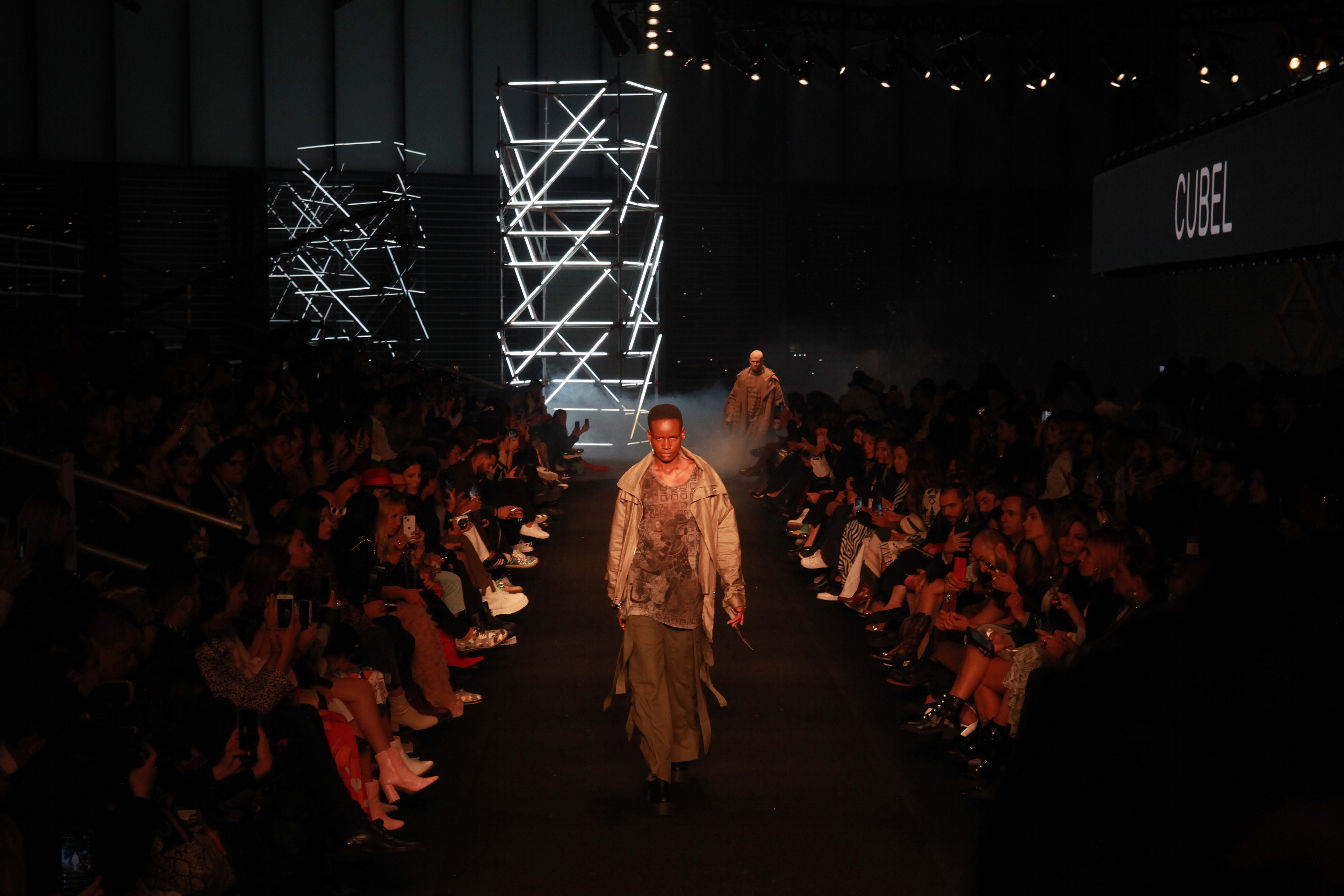 la apertura del Bogota Fashion Week inicio en bogota en el centro de convenciones Agora Bogota este 19 de mayo con tres desfiles y la presencia de la reconocido diseñador cubel palkalaw.