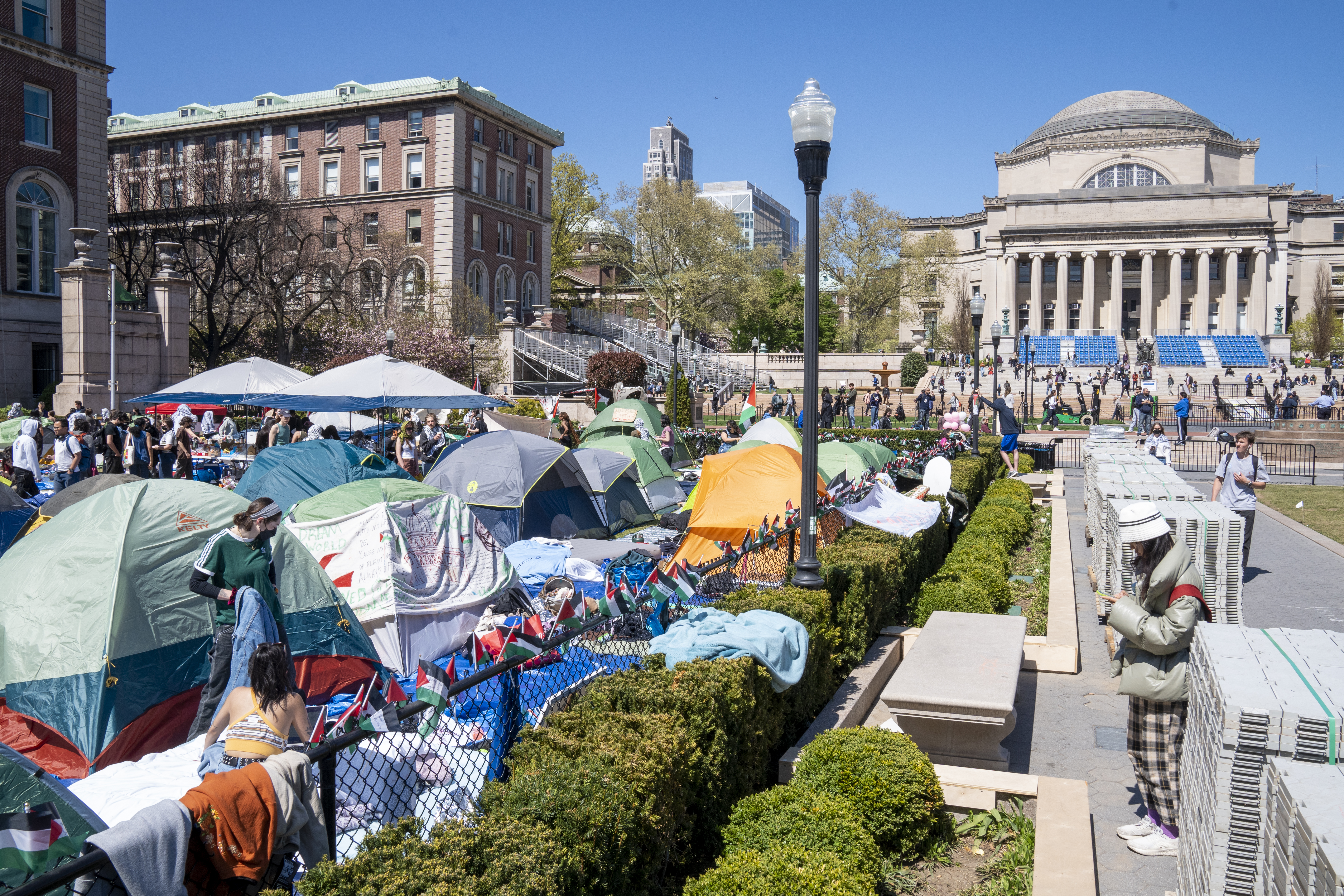 USA5087. NUEVA YORK (NY, EEUU), 17/05/2024.- Fotografía de una parte del campamento instalado por estudiantes que se manifiestan a favor de Palestina, el 23 de abril de 2024, en el campus de la Universidad de Columbia en Nueva York (Estados Unidos). Hace un mes, los estudiantes de la Universidad de Columbia en Nueva York levantaron un campamento en contra del apoyo de Estados Unidos a Israel en la guerra en Gaza, un acto de rebeldía que sembró la semilla de las mayores protestas que ha vivido el país en décadas. EFE/ Ángel Colmenares ARCHIVO
