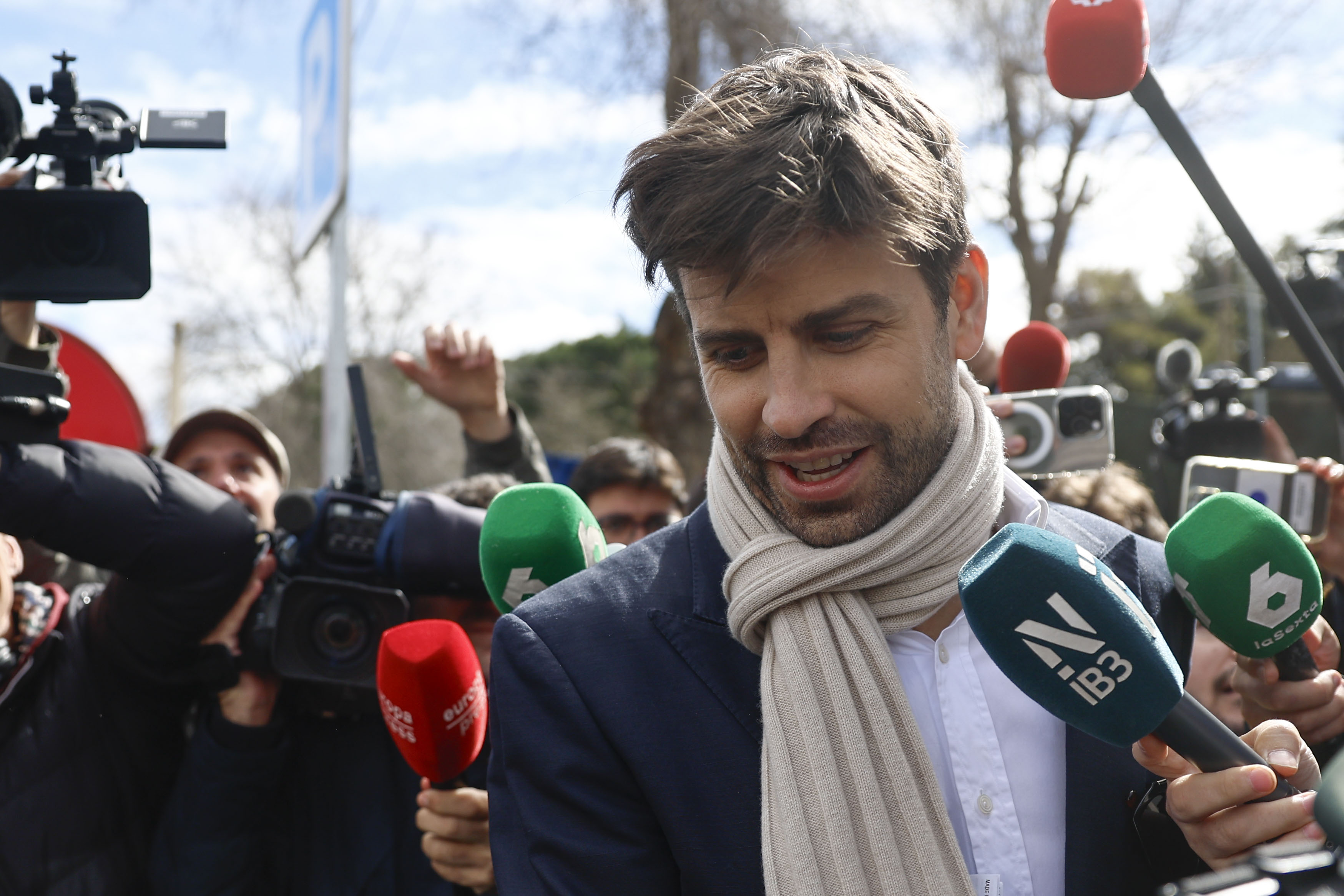 MAJADAHONDA (MADRID), 14/03/2025.- El exjugador del FC Barcelona Gerard Piqué rodeados de medios tras salir de un juzgado de Majadahonda (Madrid), donde debía comparecer como investigado por el contrato de la Federación Española de Fútbol que llevó la Supercopa a Arabia Saudí, en el que la Guardia Civil cree que tuvo una "parte activa" como "intermediario". EFE/ Rodrigo Jimenez