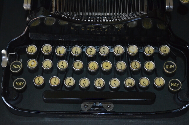 Los retro poetas insuflan vida a las máquinas de escribir y a sus reparadores