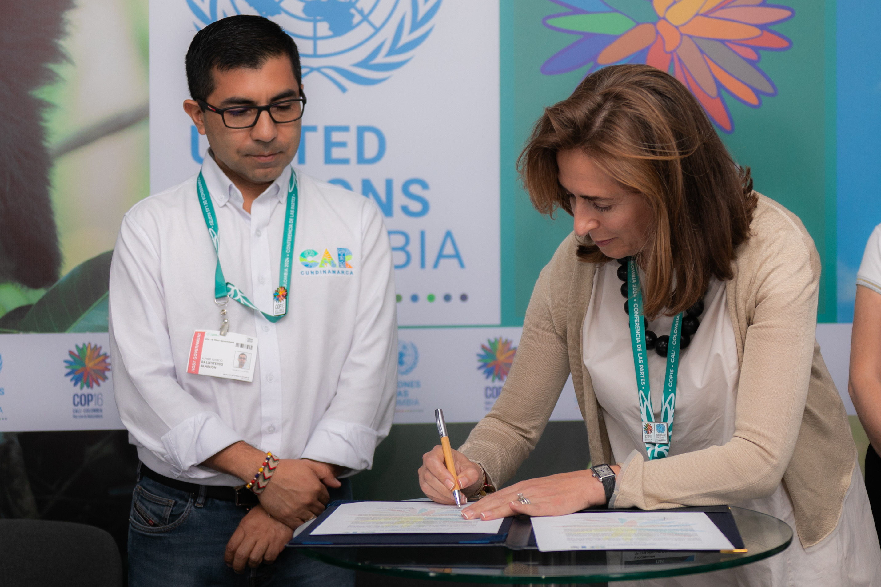 Alfred Ballesteros, director de la CAR y Sara Ferrer Olivella, representante del PNUD en Colombia, forman acuerdo para subvencionar proyectos de recuperación de microcuencas.
