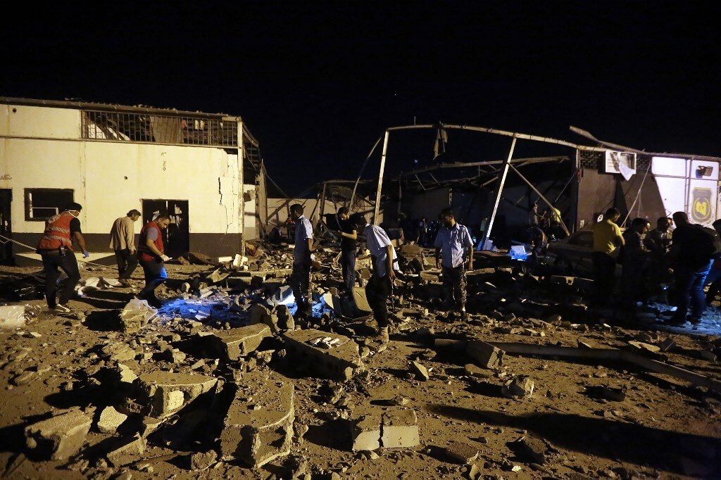 Bombardeo a centro de migrantes causa más de 40 muertes en Libia