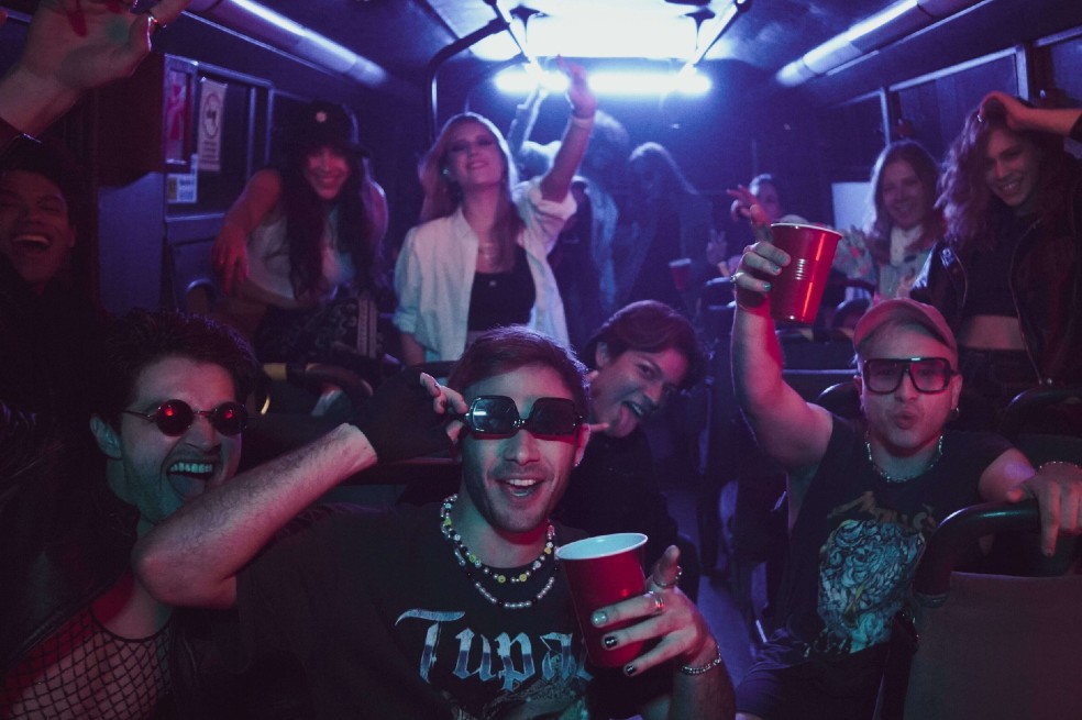 Simón Savi y Cardizzy suben la energía para el “FDS”