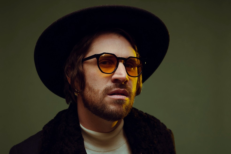 Juan Pablo Vega estrena “Ojos tristes” junto a Karin B