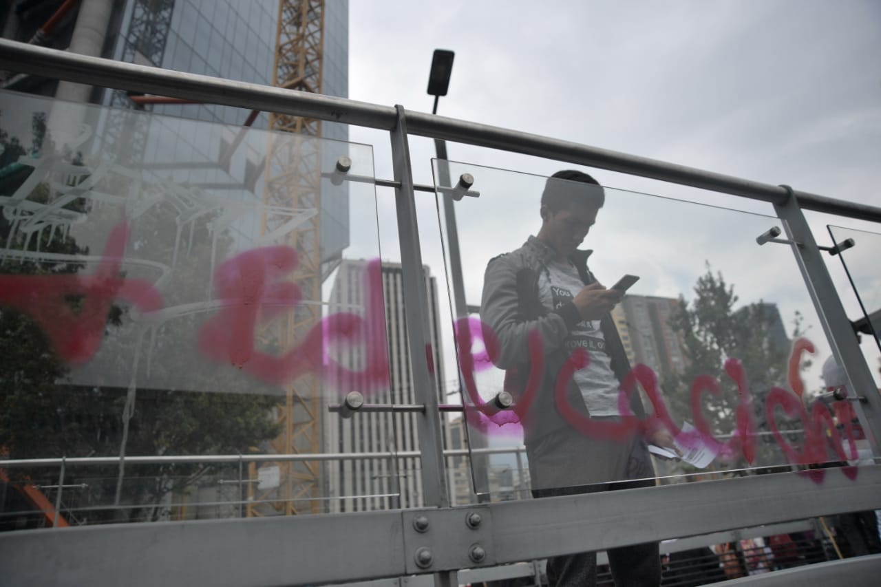 Estudiantes limpiaron los grafitis que algunos manifestantes hicieron en TransMilenio