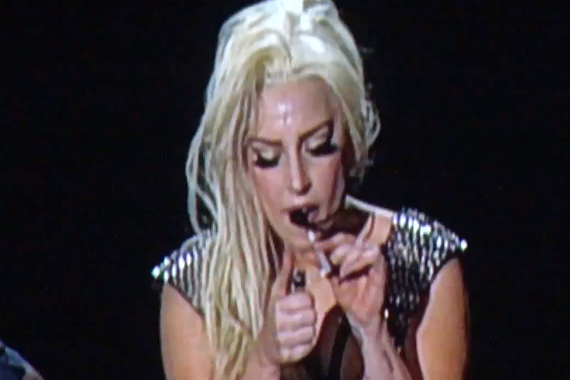Lady Gaga se fumó un porro en concierto ante miles de fans en Amsterdam